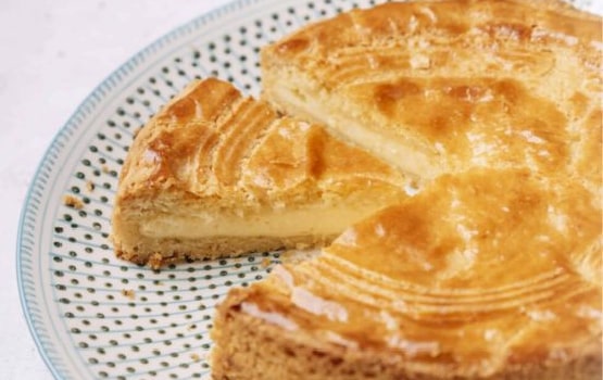 A picture of a basque cake in a plate.