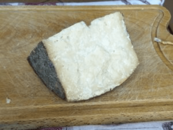 morceau de fromage sur un plan de travail en bois
