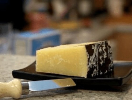 morceaau de fromage pecorino romano