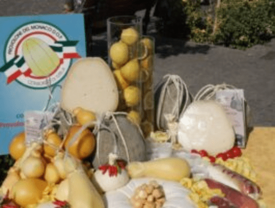 fromage sur une table avec des fruits