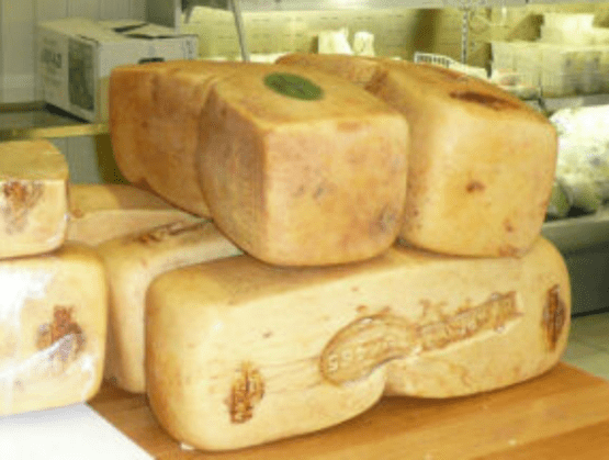 morceaux de fromages empilés