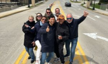 groupe de personnes souriantes sur une route