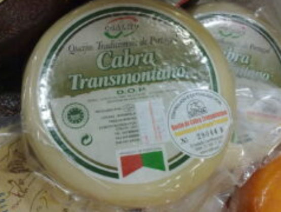 Fromage portugais Cabra Transmontano DOP emballé, avec étiquette verte, blanche et rouge indiquant son origine protégée.