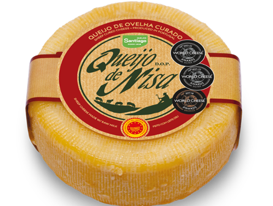 Fromage portugais Queijo de Nisa DOP, à croûte jaune et étiquette rouge, orné de médailles des World Cheese Awards.