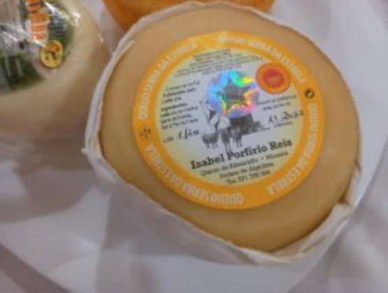 Fromage portugais Serra da Estrela DOP emballé, avec une étiquette jaune mentionnant la productrice Isabel Porfírio Reis et les détails d’origine.