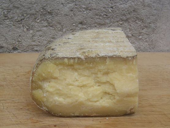 morceau de Mahon-Menorca posé sur une table en bois