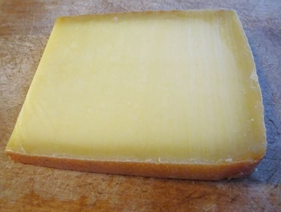 Morceau de Tiroler Almkase sur une une surface marron