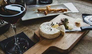 Verre de vin et fromage sur planche