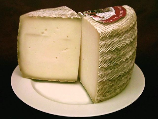 Morceau de Manchago AOP sur une assiette blanche