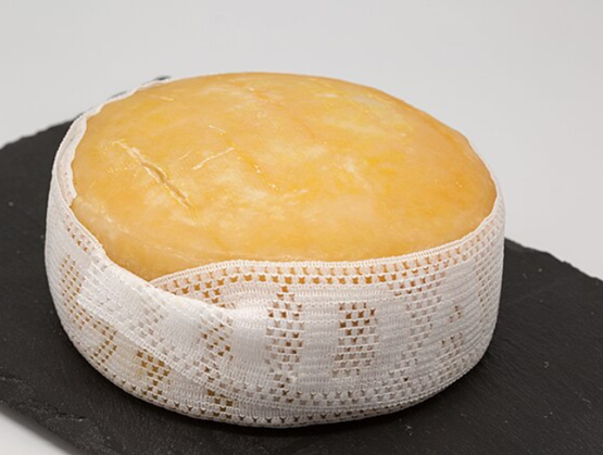 morceau de torta del casar posé sur une planche noire