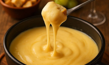 Bout de pain imbibé de fromage à fondie et piqué au dessus de l'appareil