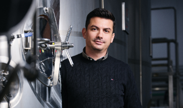 portrait du directeur commercial de la fromagerie Petrou