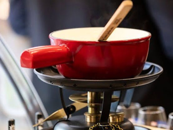 Appareil à fondue rouge sur le Salon du Fromage et des Produits Laitiers 2025