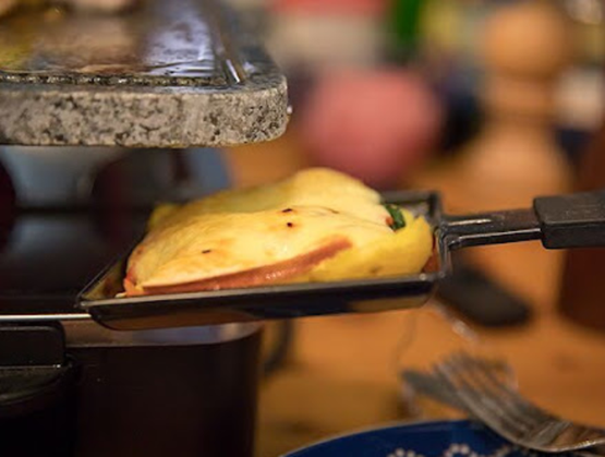 fromage à raclette sous appareil en train de fondre