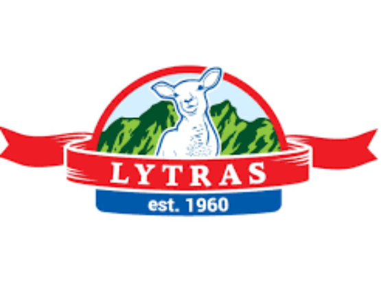 Logo Lytras rouge, bleu, blanc avec une chèvre et des montagnes en fond. le logo est sur fond blanc