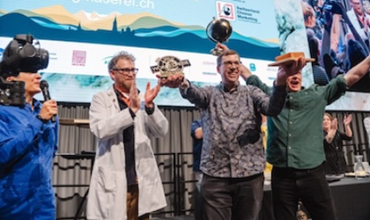 Sélection de fromages artisanaux présentés sur une table professionnelle, illustrant les tendances premium observées au World Cheese Awards 2025, avec un focus sur les productions européennes d’exception.