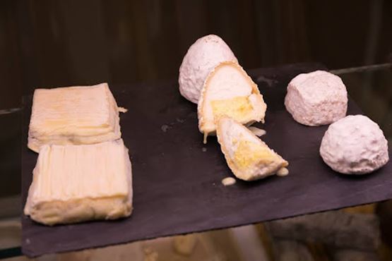 Morceaux de Fromages variés sur un plateau sur le Salon du Fromage et des Produits Laitiers 