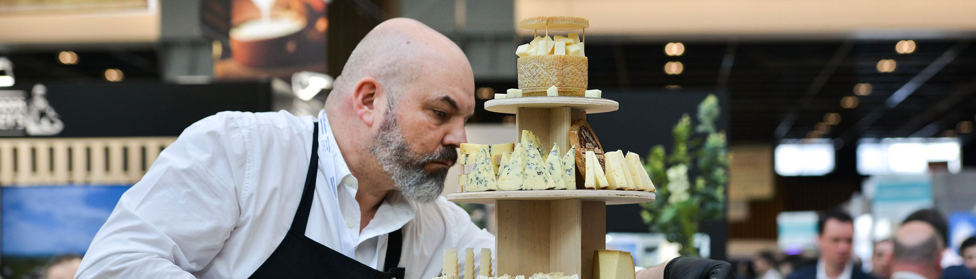 Un fromager presentant ses produits. 