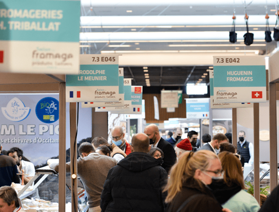 Les visiteurs dans le Salon du Fomage