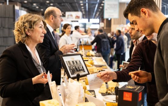 Des personnes à un stand