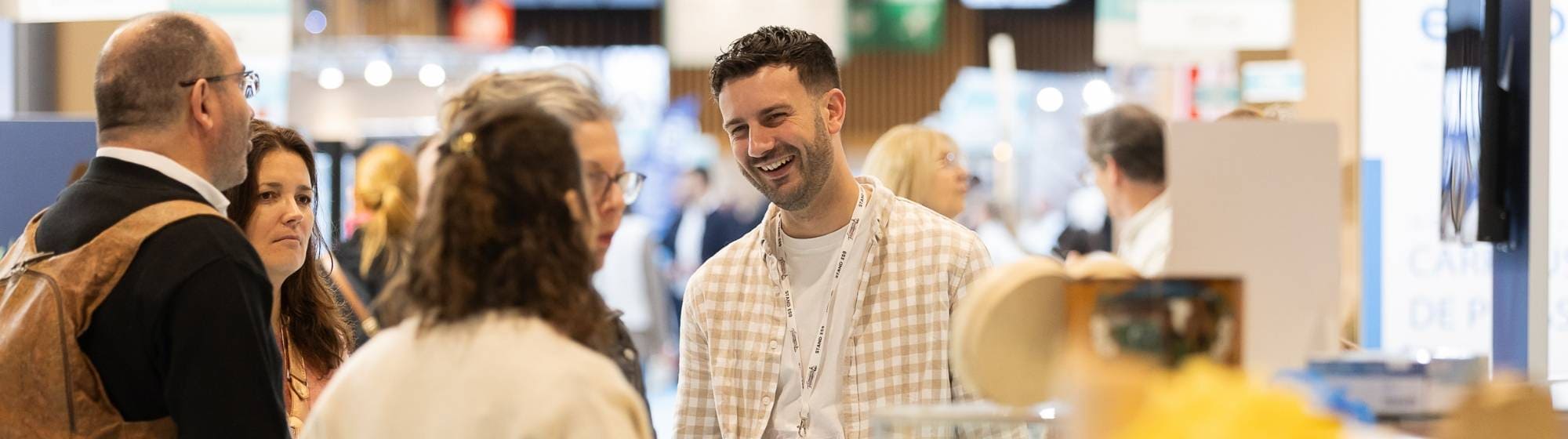 exposant discutant avec visiteurs